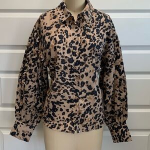 NWT Fashionable mini animal print button down shirt with pleated long sleeves
